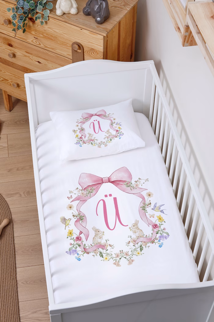 1_org_zoom-560.jpg Organik Bebek Boy Lastikli Çarşaf Seti - Floral Serisi - Ü Harfi - Markkombin